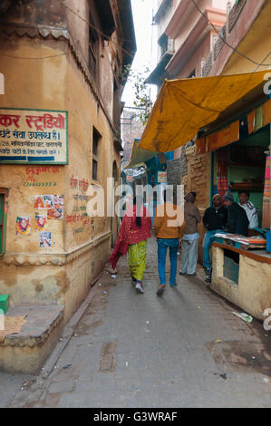 Sur la ruelle de la vieille ville de Varanasi. L'Uttar Pradesh, Inde Banque D'Images