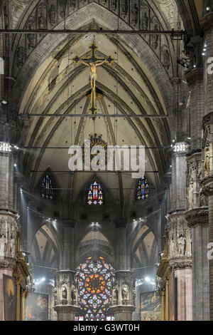 L'Italie, la cathédrale de Milan, Cathédrale métropolitaine de Saint Marie de la nativité vue de l'intérieur, vitraux, vault Banque D'Images