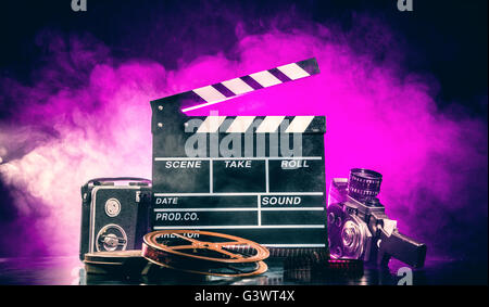 Accessoires de production de film retro still life. Concept de la cinématographie. L'effet de la fumée sur l'arrière-plan Banque D'Images