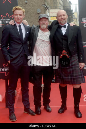 (De gauche à droite) Jack Lowden, Peter Mullan et Jason Connery assistant à l'Edinburgh International Film Festival 2016 gala d'ouverture, et la première mondiale de l'honneur de Tommy, au Festival de Théâtre d'Édimbourg, en Écosse. Banque D'Images