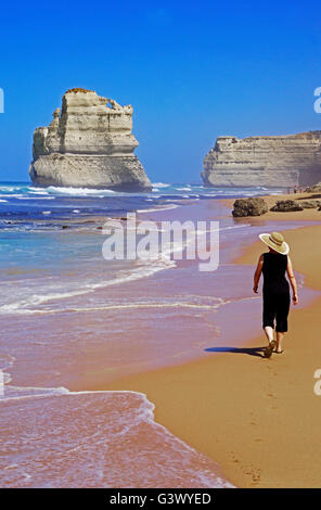 12 Apôtres Beach walker, Great Ocean Road, Victoria, Australie. Banque D'Images
