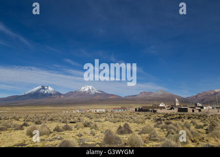 Village de Sajama volcans avec en arrière-plan en Bolivie. Banque D'Images