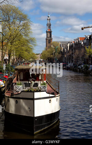 Vue le long du canal Prinsengracht vers la Westerkerk au centre-ville d'Amsterdam, Pays-Bas au printemps. Banque D'Images