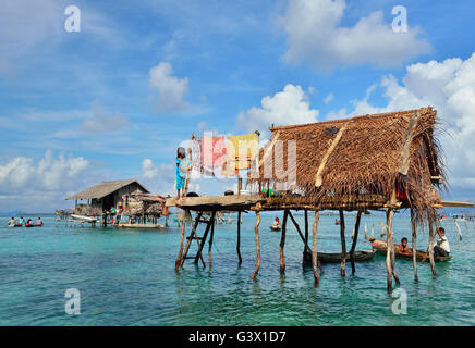 La vie quotidienne dans des maisons sur pilotis au village Bajau Laut dans Semporna, Sabah, Bornéo, Malaisie Banque D'Images