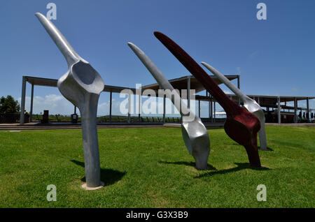 Sculpture hommage aux pêcheurs de baleines de Bluewater Quay, centre-ville de Mackay, Queensland, Australie Banque D'Images