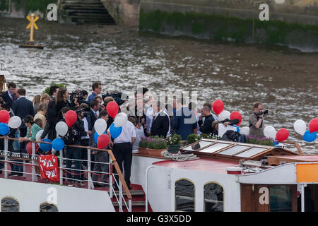 Nigel Farage et autres Brexit sur l'Edwardian boat au Parlement de Londres sur la Tamise à Londres Banque D'Images