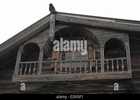 Balcon sur un ancien bâtiment de ferme en bois, l'île de Kizhi, Carélie, Russie. Banque D'Images