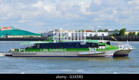 La rivière Thames Clipper MBNA service de bus opérant sur la Tamise à Londres Banque D'Images