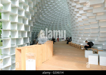 Une vue générale de la Serpentine Pavilion 2016, une installation de l'architecture temporaire conçu par Bjarke Ingels Group. (BIG) Banque D'Images