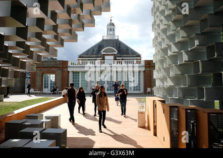 Une vue générale de la Serpentine Pavilion 2016, une installation de l'architecture temporaire conçu par Bjarke Ingels Group. (BIG) Banque D'Images