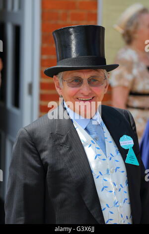 Ancien Jockey Willie Carson arrive pour les 2013 Courses à Ascot, Berkshire, Royaume-Uni Banque D'Images