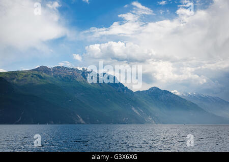 Le paysage du lac de Garde avec les Dolomites sur l'arrière-plan Banque D'Images