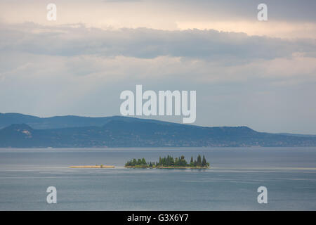 Peu desert island San Biagio dans le lac de Garde, Italie Banque D'Images