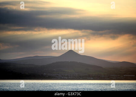 Soleil du soir sur le parc national des Montagnes de Wicklow, le Leinster, Irlande avec grande colline du Pain de Sucre, extrait de la mer d'Irlande Banque D'Images