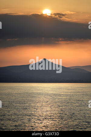 Soleil du soir sur le parc national des Montagnes de Wicklow, le Leinster, Irlande avec grande colline du Pain de Sucre, extrait de la mer d'Irlande Banque D'Images