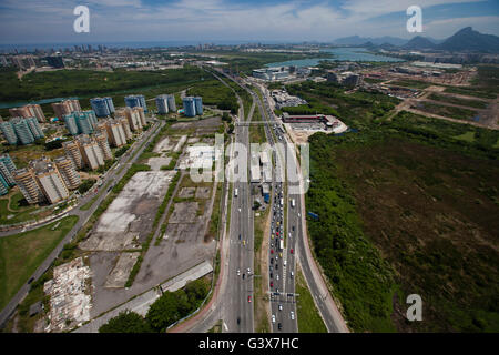 L'étalement urbain, quartier Barra da Tijuca à Rio de Janeiro, Brésil - mode de vie américanisé - construction de condominiums de luxe avec l'infrastructure de loisirs et centres d'affaires. Le "boom" de l'immobilier à Rio juste après la ville a été choisie pour l'Jeux olympiques d'été de 2016 les prix touchés à Barra qui accueillera la plupart des sites des Jeux. Banque D'Images