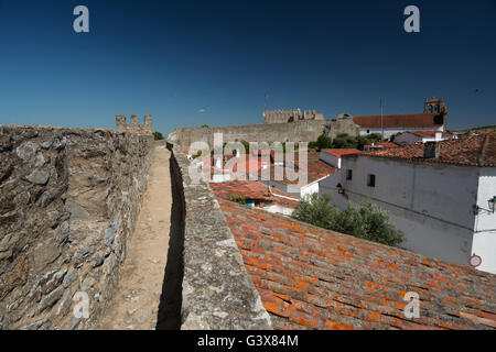 Le château et remparts de la ville de Serpa, Alentejo, Portugal Banque D'Images