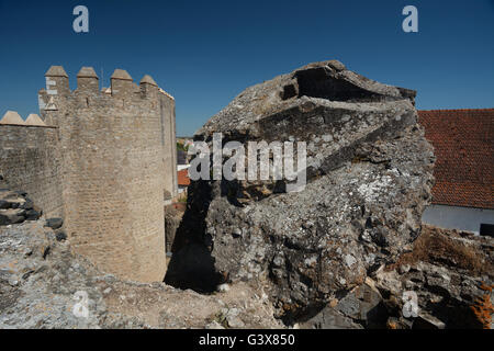 Le château et en partie détruit les murs de la ville de Serpa, Alentejo, Portugal Banque D'Images