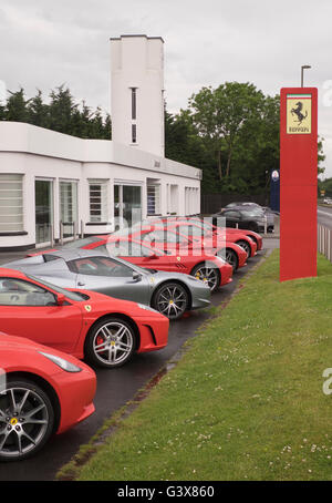 Concessionnaire Ferrari à Egham dans Surrey UK Banque D'Images