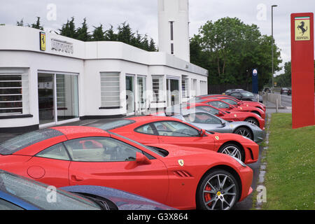 Concessionnaire Ferrari à Egham dans Surrey UK Banque D'Images