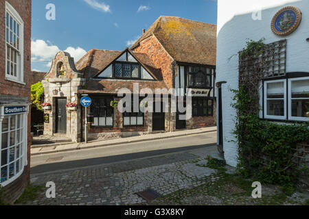 Après-midi de printemps sur Mermaid Street à Rye, East Sussex, Angleterre. Banque D'Images