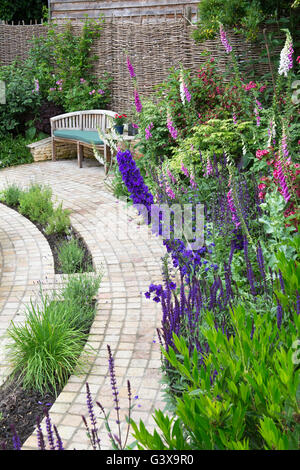 Fleur - frontière et bloquer pavage dans un cottage anglais jardin. En vertu de l'Ashton Hill, Wychavon, Worcestershire, Angleterre. Banque D'Images