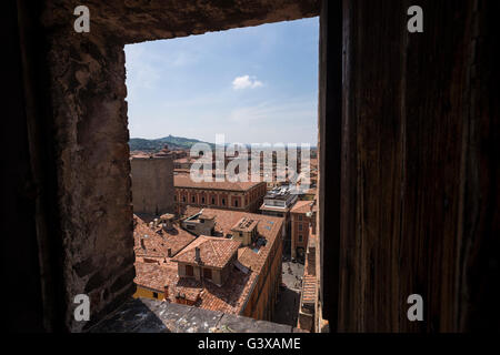 Vue sur les toits de tuiles rouges de Bologne dans le clocher de la cathédrale San Pietro, Italie. Banque D'Images