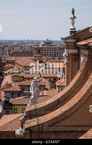 Vue sur les toits de tuiles rouges de Bologne dans le clocher de la cathédrale San Pietro, Italie. Banque D'Images