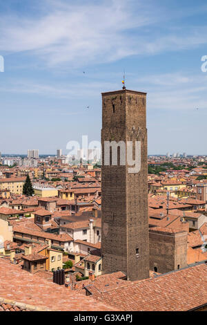 Vue sur les toits de tuiles rouges de Bologne dans le clocher de la cathédrale San Pietro, Italie. Banque D'Images