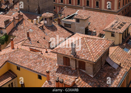 Vue sur les toits de tuiles rouges de Bologne dans le clocher de la cathédrale San Pietro, Italie. Banque D'Images