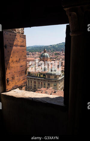 Vue sur les toits de tuiles rouges de Bologne dans le clocher de la cathédrale San Pietro, Italie. Banque D'Images