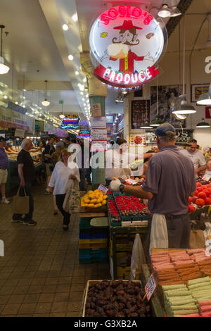 Vue sur un stand vente de fruits et légumes à la Pike Place Market à Seattle, Washington, USA. Banque D'Images