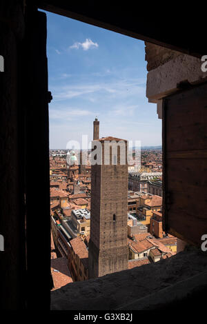 Vue sur les toits de tuiles rouges de Bologne dans le clocher de la cathédrale San Pietro, Italie. Banque D'Images