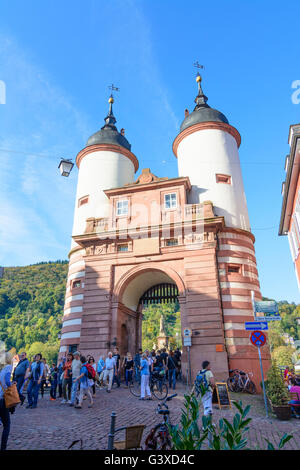 Gate Brückentor à l'ancien pont (pont Karl Theodor - ), l'Allemagne, Bade-Wurtemberg, Kurpfalz, Heidelberg Banque D'Images