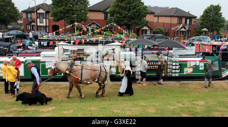 Un cheval passe bateau étroit canal bateaux amarrés sur le Leeds et Liverpool canal à Eldonian village de Liverpool. Banque D'Images