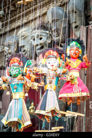 Marionnettes Souvenir accroché à vendre dans la rue des boutiques de Bhaktapur. Banque D'Images