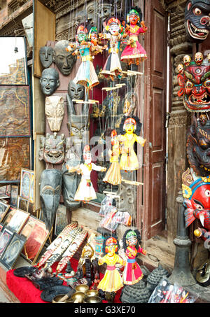 Marionnettes Souvenir accroché à vendre dans la rue des boutiques de Bhaktapur. Banque D'Images