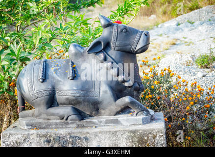 Statue du taureau Nandi géant à Pokhara, Népal. Banque D'Images