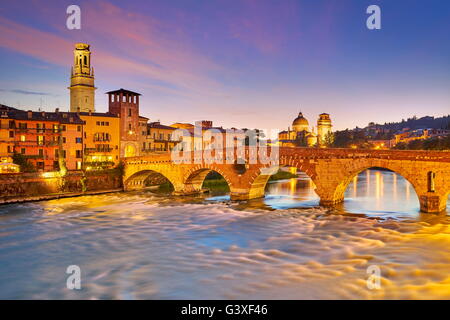 Vérone - Ponte Pietra Pont à soir crépuscule, Italie Banque D'Images