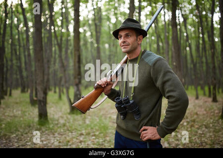 Hunter avec double barillet fusil dans la forêt Banque D'Images