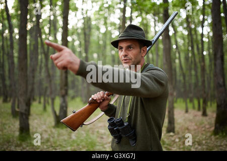 Hunter avec double barillet fusil dans la forêt Banque D'Images