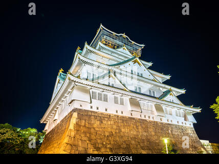 Vue de nuit sur le château d'Osaka au Japon Banque D'Images