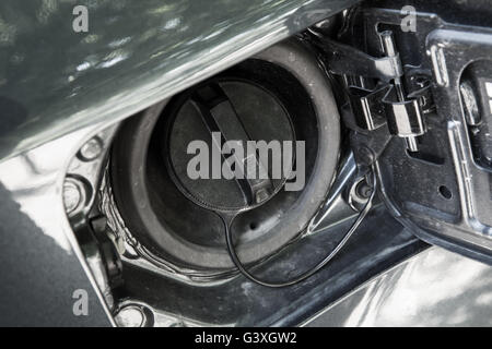 Les détails de la voiture moderne, fermé le bouchon de carburant. Photo Gros Plan avec selective focus Banque D'Images