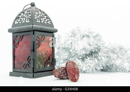 Les fruits et l'arabe Date de la lanterne. Ramadan Eid concept Banque D'Images