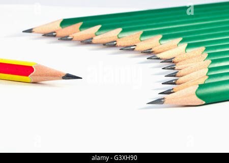 Vue inférieure de crayons vert sur fond blanc Banque D'Images
