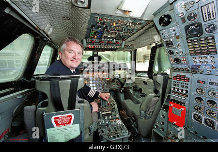 CONCORDE. British Airways pilote Concorde senior et directeur des opérations pour le Concorde, le Capitaine Mike Bannister, dans le cockpit d'un Concorde en train d'être modifié dans un hangar à l'aéroport de Heathrow, Londres, 23 mars 2001. Banque D'Images