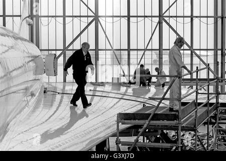 CONCORDE. Des ingénieurs sur l'aile d'un Concorde de British Airways dans un hangar à l'aéroport d'Heathrow, le 23 mars 2001. Ils ont été modifiant les réservoirs de carburant pour empêcher la pénétration de débris de la piste après le crash du Concorde Paris fatales. B&W photo. Banque D'Images