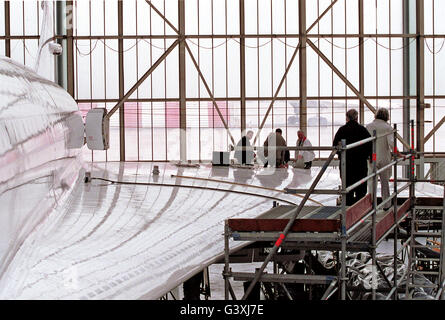 CONCORDE. Des ingénieurs sur l'aile d'un Concorde de British Airways dans un hangar à l'aéroport d'Heathrow, le 23 mars 2001. Ils ont été modifiant les réservoirs de carburant pour empêcher la pénétration de débris de la piste après le crash du Concorde Paris fatale Banque D'Images