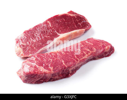 Faux filet de boeuf cru. Isolé sur fond blanc Banque D'Images