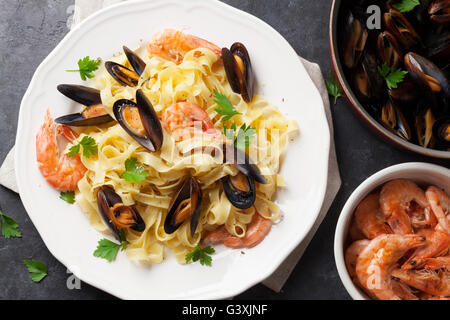 Pâtes aux fruits de mer sur la table en pierre. Les moules et les crevettes. Vue d'en haut Banque D'Images